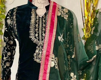 Bestickter Samt Salwar Kameez: Pakistanisches Partykleid