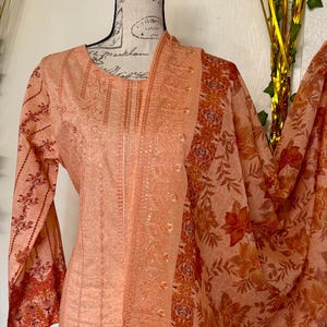 Salwar Kameez Peach Lawn : Costume pakistanais brodé - Grand