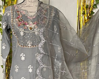 Bestickter Pakistanischer Salwar Kameez: Khaadi Organza Party Wear