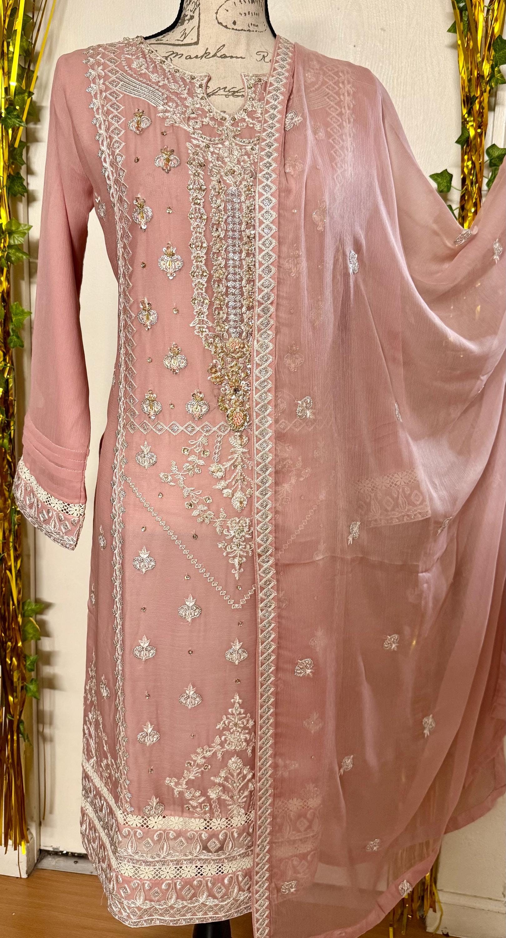 Bestickter Chiffon Salwar Kameez: Pakistanisches Partykleid