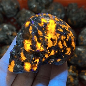 2&#39;&#39; Natural Hand Carved Yooperlite Skull，Crystal Skull，Skull Carved，Flame Stone Skull，Crystal skull healing stone，1PC (under ultraviolet)