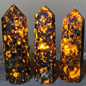 7cm+ Natural Flame&#39;s stone Obelisk，Crystal Tower，Yooperlite Point，Energy Crystal Wand，Home Decor，Healing Point，Crystal Gifts 1PC