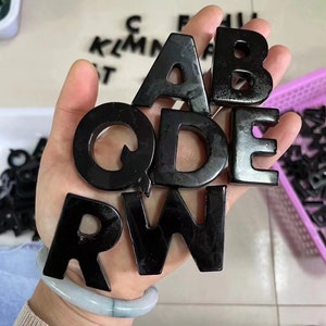 Letra tallada de obsidiana natural de 1,6", letra tallada en cristal, curación de Reiki, letra de obsidiana, talla de letras, estatua de cristal, regalos de cristal 1PC