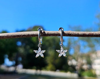 Silver Flower Clip On Earrings/Minimalist Dainty Clip On Earrings for Women/Floral Dangle Drop Clip On Hoop Earrings/Gift for her