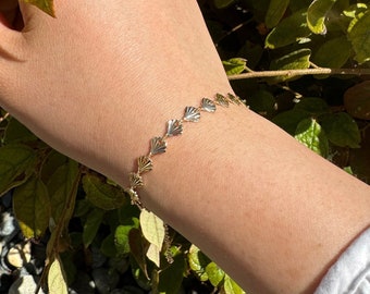 Gold Shell Chain Bracelet/18K Gold Plated Seashell Link Chain Womens Bracelet/Minimalist Nautical Scallop Layering Friendship Bracelet
