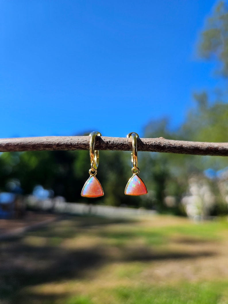 Boucles d'oreilles avec clip en éventail d'opale rose/Boucles d'oreilles pendantes minimalistes à clip pour femme/Boucles d'oreilles avec clip en pierres précieuses triangulaires dorées/Sans piercing image 4