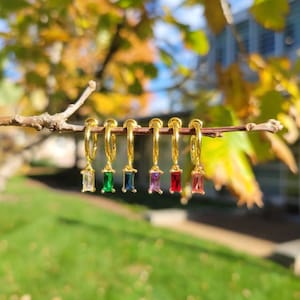 Glass Baguette Clip On Earrings/Minimalist/Emerald/Blue/Red/Clear/Pink/Purple/Rectangle Charm Dangle Clip On Huggie Earrings/No piercing