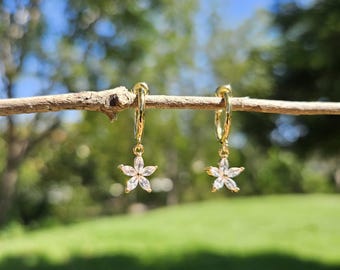 Pendientes de clip con forma de flor dorada / Pendientes de clip minimalistas y delicados para mujer / Pendientes de aro con clip, bonitos, con dije floral y dorado, sin necesidad de perforación.