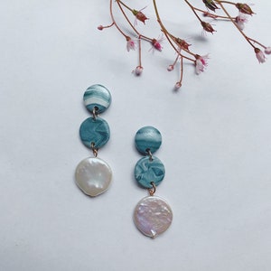 Les boucles doreilles Ava Blue and White Marble Pearl Polymer Clay Variant 2