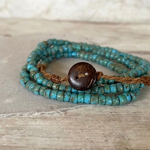 Türkis Perlen WRAP Armband oder Halskette für Männer und Frauen, ideal für Schichtung und Stapeln, Beachy Boho Chic, trendiger Island Surfer Stil