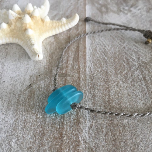 Tobillera o pulsera de cristal marino azul aguamarina: cordón impermeable sin metal, ajustable.