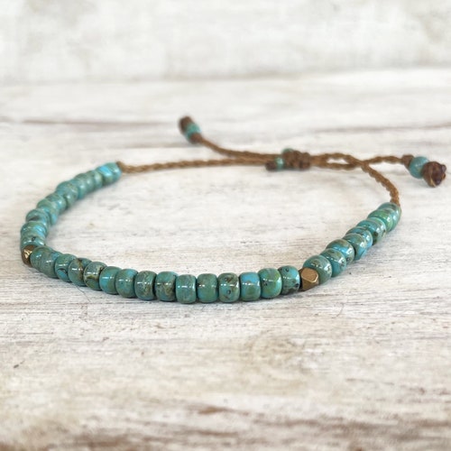 Pulsera o tobillera surfista con cuentas turquesas: estilo isleño hecho a mano; para hombres y mujeres.