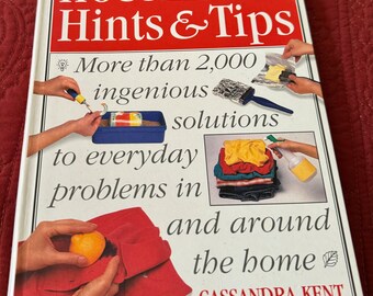 Trucs et astuces pour la maison par Cassandra Kent 1996. Un livre d'entretien ménager pratique. Idéal pour la fête des mères, une pendaison de crémaillère, un cadeau d'anniversaire. Offert en cadeau.