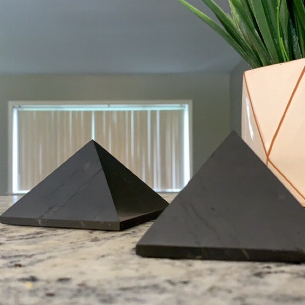EMF Protection 5G Shungite Pyramid - ALL SIZE ( Pyramide de cristal de pierre de Shungite, cristaux de guérison Shungite cru (cristaux de guérison et pierres)