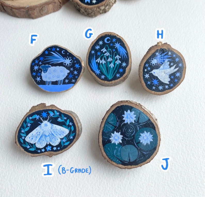 Originales mini alfileres/broches pintados con rodajas de madera hechos a mano y adornos colgantes / conjunto azul de ensueño imagen 3