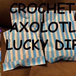 Może przedstawiać: Crochet Axolotl Lucky Dip. Kolaż zdjęć przedstawiający różne pluszowe aksolotli wykonane na szydełku w różnych kolorach i pozach. Tekst "Crochet Axolotl Lucky Dip" jest wyświetlany na niebiesko-białej papierowej torbie.