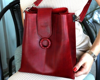 Rote Vollrindleder Umhängetasche - Handgefertigte Rindsleder Crossbody mit silberner Hardware & Magnetverschluss