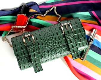 Pochette in pelle di coccodrillo verde: borsa a mano firmata con tracolla a catena.