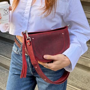 Rote Leder Crossbody, bordeauxrote Leder Umhängetasche