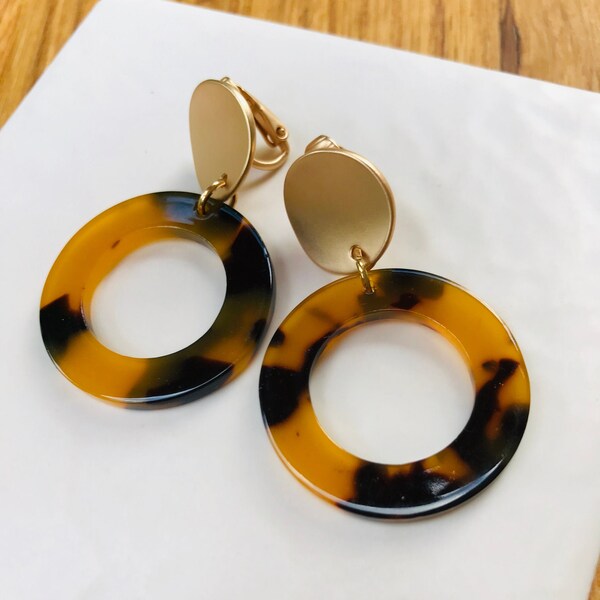 CLIP ON earrings - Tortoiseshell hoop Leopard print  (faux) fashion. Resin, hoop, drop, circle