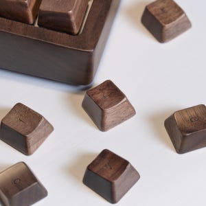 Teclas de madera (idioma completo del teclado grabado): Teclas de madera de nogal negro, perfil OEM para teclado mecánico