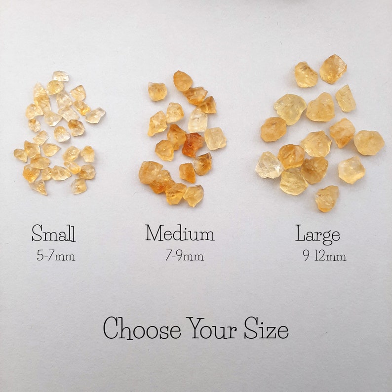 Pu&ograve; includere: Tre mucchietti di cristalli di citrino dorati grezzi di piccole, medie e grandi dimensioni. I mucchietti sono etichettati "Small 5-7mm", "Medium 7-9mm" e "Large 9-12mm". Il testo "Choose Your Size" &egrave; sotto i mucchietti.