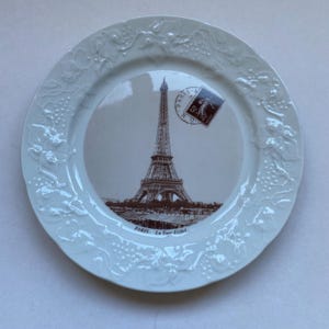 6 Limoges porcelain plates postcard views of Paris, 6 assiettes en porcelaine de Limoges carte postale vues de paris