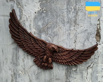 Carved Oak Eagle: Wooden Wall Decor