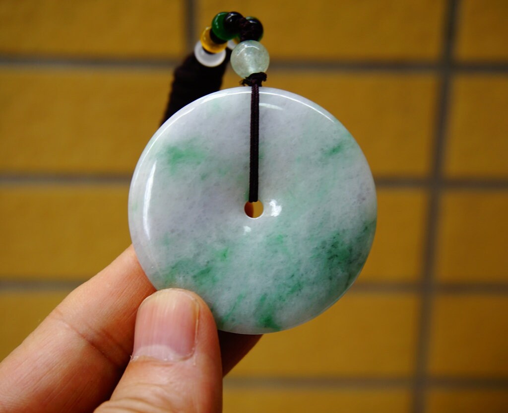 天然翡翠 本ヒスイ 老坑翡翠のペンダント。レディース ぽく アクセサリー