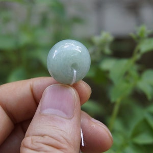 Colgante de cuentas de jadeíta de 19 mm, gris verdoso claro, gemas de jadeíta de grado A natural, joyería tallada a mano n.º 39