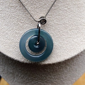 Colgante de donut Ping An Kou tallado a mano de jadeíta verde azulado altamente translúcido certificado con cadena de plata esterlina S925
