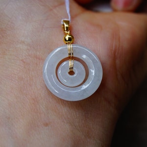 30.6 MM 認定天然未処理グレード A ホワイト アイシー ジェダイト ハンドメイド 彫刻ドーナツ 14K ゴールド フィルド ベイル ペンダント ネックレス 宝石 1280