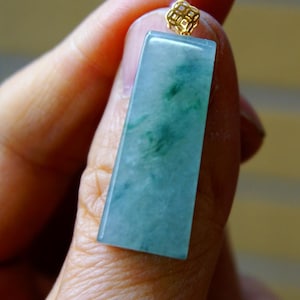 Flores flotantes verdes de grado A certificadas de 30 mm Jadeíta helada altamente translúcida JWu Shi Pai con colgante de fianza de oro amarillo de 18 quilates 天然冰种平安无事牌吊坠550