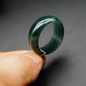 US-Größe 13 3/4, 23 MM Zertifiziert 100% natürlich, unbehandelt Grad A Eisig Blau Grün Jadeit Handgemachter geschnitzter Ring-Anhänger Edelstein 407