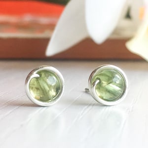 Kleine Peridot Ohrstecker, Sterling Silber 14k Gold/Rose Gold Filled zierliche Grüne Peridot Edelstein Ohrringe Einfache Ohrstecker August Geburtsstein