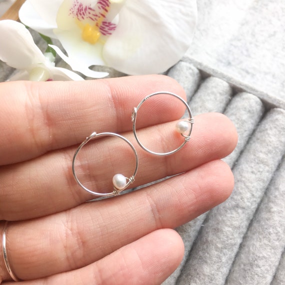 Small Hoops w Bead | Silver Small Hoops w Bead | Silver