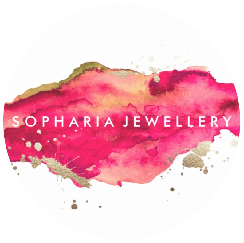Puede incluir: Un dise&ntilde;o de acuarela rosa y dorado con el texto "Sopharla Jewellery" en blanco.