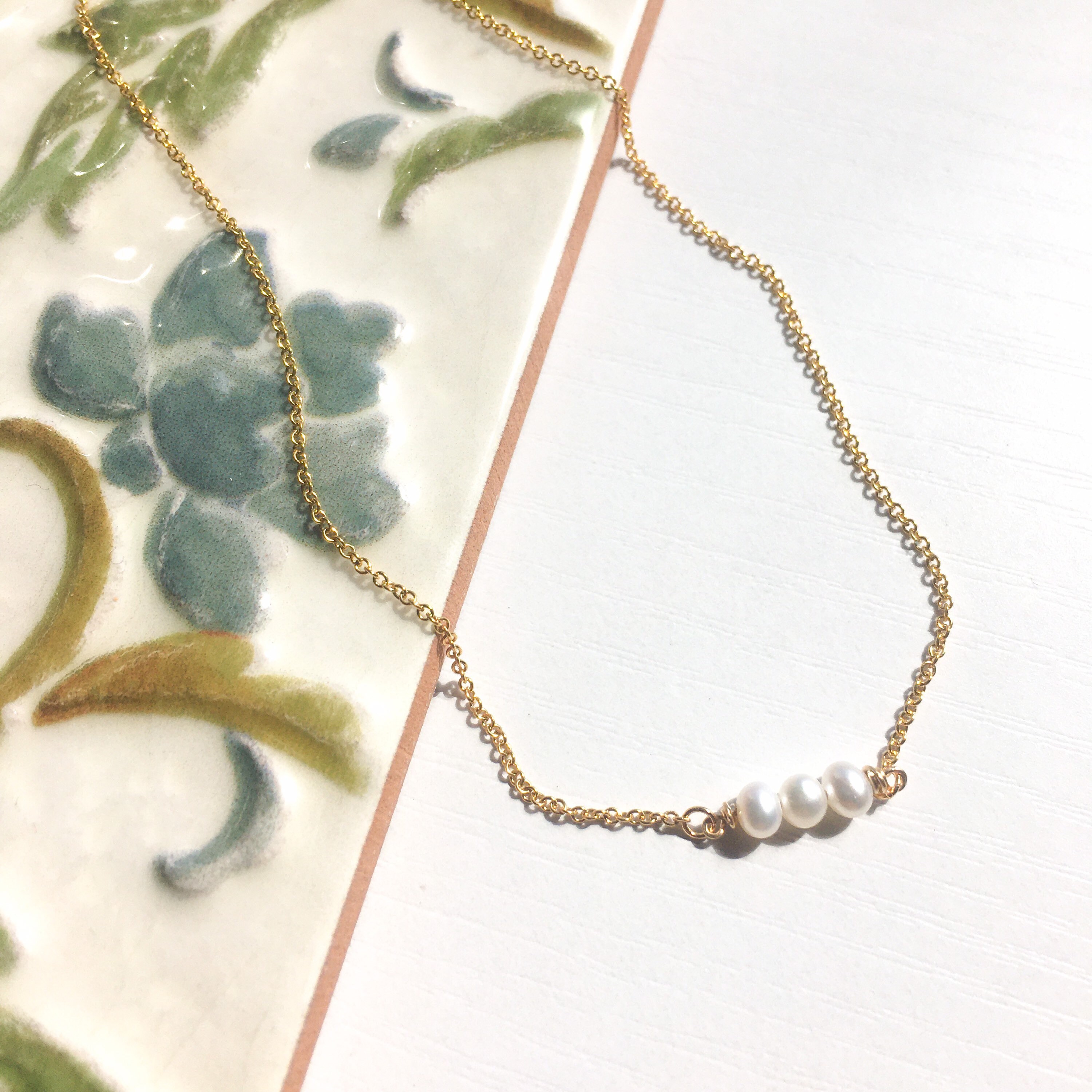 ブレスレット LESS IS MORE fluffy pearl bar necklace Skinny Pearl Bar Necklace - LEILA