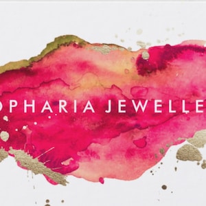 Pu&ograve; includere: Biglietto da visita con la scritta bianca "SOPHARIA JEWELLERY". Lo sfondo presenta un design ad acquerello con sfumature di rosa, oro e verde, creando un'estetica vibrante e artistica. Il biglietto ha un design pulito e moderno.