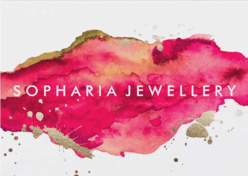 Pu&ograve; includere: Biglietto da visita con la scritta bianca "SOPHARIA JEWELLERY". Lo sfondo presenta un design ad acquerello con sfumature di rosa, oro e verde, creando un'estetica vibrante e artistica. Il biglietto ha un design pulito e moderno.