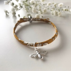 Liberty of London Sterling Silber Bienen Bettelarmband, Bienen Schmuck, silbernes Bienen Armband, hübsches Stoffarmband, Liberty of London, geblümt