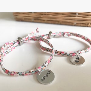 Personalisiertes Bettelarmband, handgemachter Schmuck, Initialarmband, Namensschmuck, Liberty of London Armband, einzigartiger Stoffschmuck