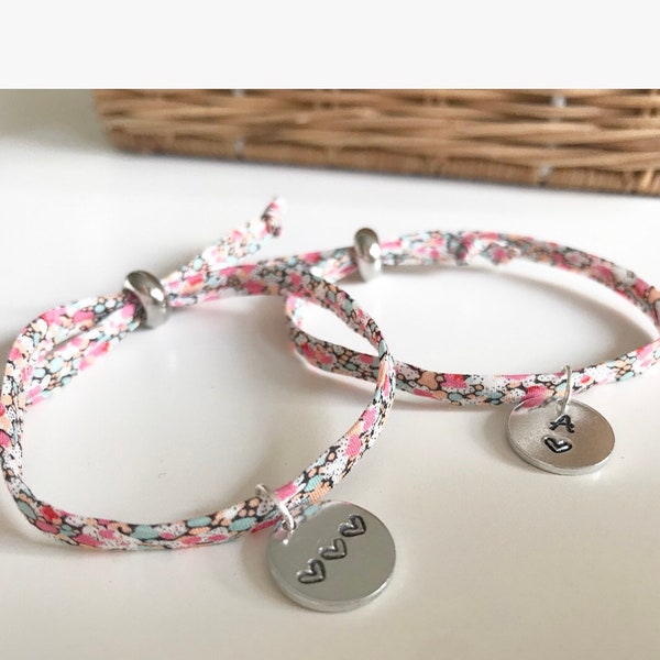 Gepersonaliseerde bedelarmband, handgemaakte sieraden, eerste schijfarmband, naamjuwelen, Liberty of London-armband, unieke stoffen sieraden