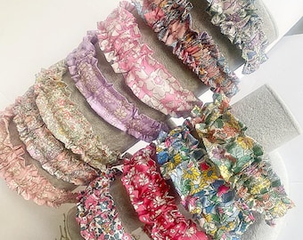 Blumen Haarreif mit Rüschen, Liberty of London Stirnband für Kinder, handgemachtes Stoff Haarband für Mädchen