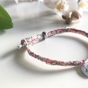 Liberty of London Armband, hübsches Kinder Bettelarmband, rosa Stoffschmuck, einzigartiger personalisierter Schmuck, ursprüngliches Armband