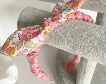 Liberty of London Rüschenschleife Haarband, schmales Haarband, Blumenstirnband mit großer Schleife, Kleinkind Haarschmuck, hübsches Haarband, Kinder Haarband
