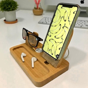 Handgemaakte massief eiken standaard voor iPhone, Apple Watch en bril - gepersonaliseerd dockingstation
