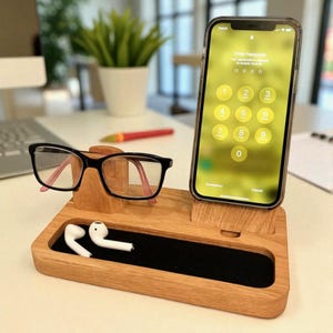 Handcrafted Oak MagSafe iPhone and Glasses Stand: Personalized Tech Dock