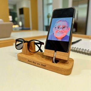Docking station per telefono e occhiali in rovere massello realizzata a mano: regalo tecnologico