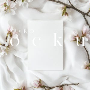 Maquette de carte de fleurs de cerisier/invitation 5 x 7 moderne/maquette de carte de voeux verticale mariage Sakura florale pour baby shower/JPG PSD objet intelligent/N76
